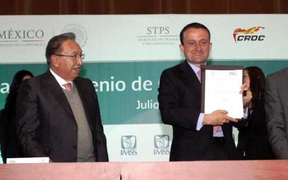 El acuerdo fue firmado por el Director General del IMSS, Mikel Arriola y el Secretario General del Comité Ejecutivo Nacional de la CROC, Isaías González, y fungió como testigo de honor el subsecretario del Trabajo y Previsión Social, Rafael Avante Juárez, reafirmaron el compromiso de reforzar la relación entre las organizaciones para tener niveles altos de entendimiento, confianza y mutuo apoyo. Asistieron a la firma de convenio el director Jurídico Patricio Enrique Caso Prado y el Director de Prestaciones Médicas del IMSS, José de Jesús Arriaga Dávila, entre otros.