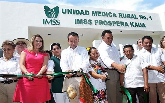 En la gira de trabajo estuvieron presentes el Director de Vinculación y Evaluación de Delegaciones, Antonio Grimaldo Monroy; la titular de IMSS-PROSPERA, Frinné Azuara Yarzábal; el delegado del IMSS en Yucatán, Jorge Méndez Vales; el secretario de Salud de Yucatán, Jorge Mendoza Mezquita; el presidente municipal de Kaua, Nicolás Pastor Koyoc Noh, y el delegado de la Secretaría de Desarrollo Social en el estado, Miguel Enríquez López, así como legisladores locales y federales.