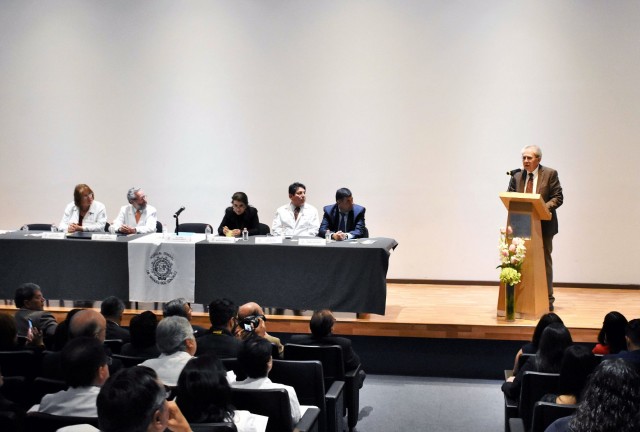 El derecho a la salud es uno de los pilares de la Cuarta Transformación, en donde los profesionales de la medicina tienen la encomienda de prevenir, promover y atender a la población más necesitada, afirmó el Secretario de Salud, Jorge Alcocer Varela, durante la ceremonia de clausura de los Cursos Universitarios de Posgrado del Hospital General “Dr. Manuel Gea González”.