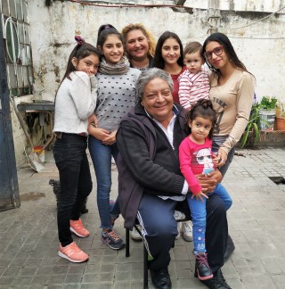 “Hoy es un día especial, vamos a ir a la fiesta de la salud”, les cuenta Sandra Cabaña a sus 7 hijos y 3 nietos en la tarde del 26 de abril, en la ciudad de Córdoba, provincia ubicada en el centro de Argentina. Pocas horas después, toda la familia participará en La Noche de las Vacunas junto a otras miles de personas que, en forma gratuita y en un horario no tradicional, se protegieron de enfermedades prevenibles por vacunación, mientras disfrutaban de juegos y espectáculos musicales.