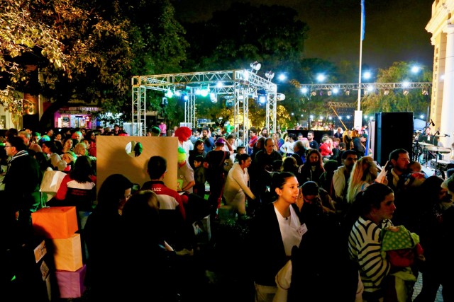 Un hospital de la ciudad de Córdoba (centro de Argentina) abrió sus puertas en horario nocturno para que una multitud de familias pudieran protegerse de diferentes enfermedades en el marco de la Semana de Vacunación en las Américas.