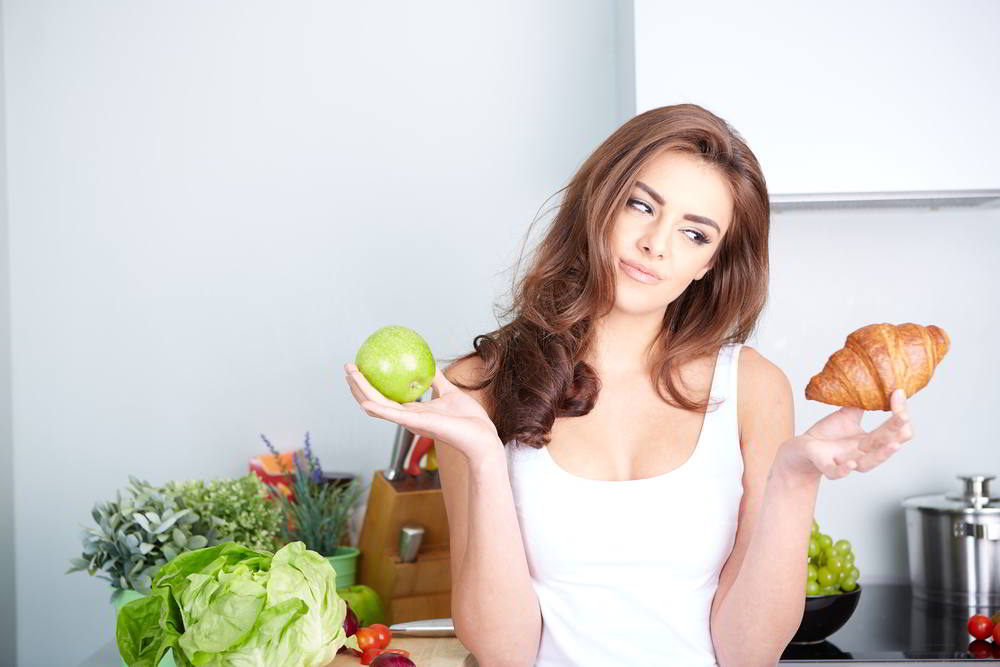 mujer con alimentos